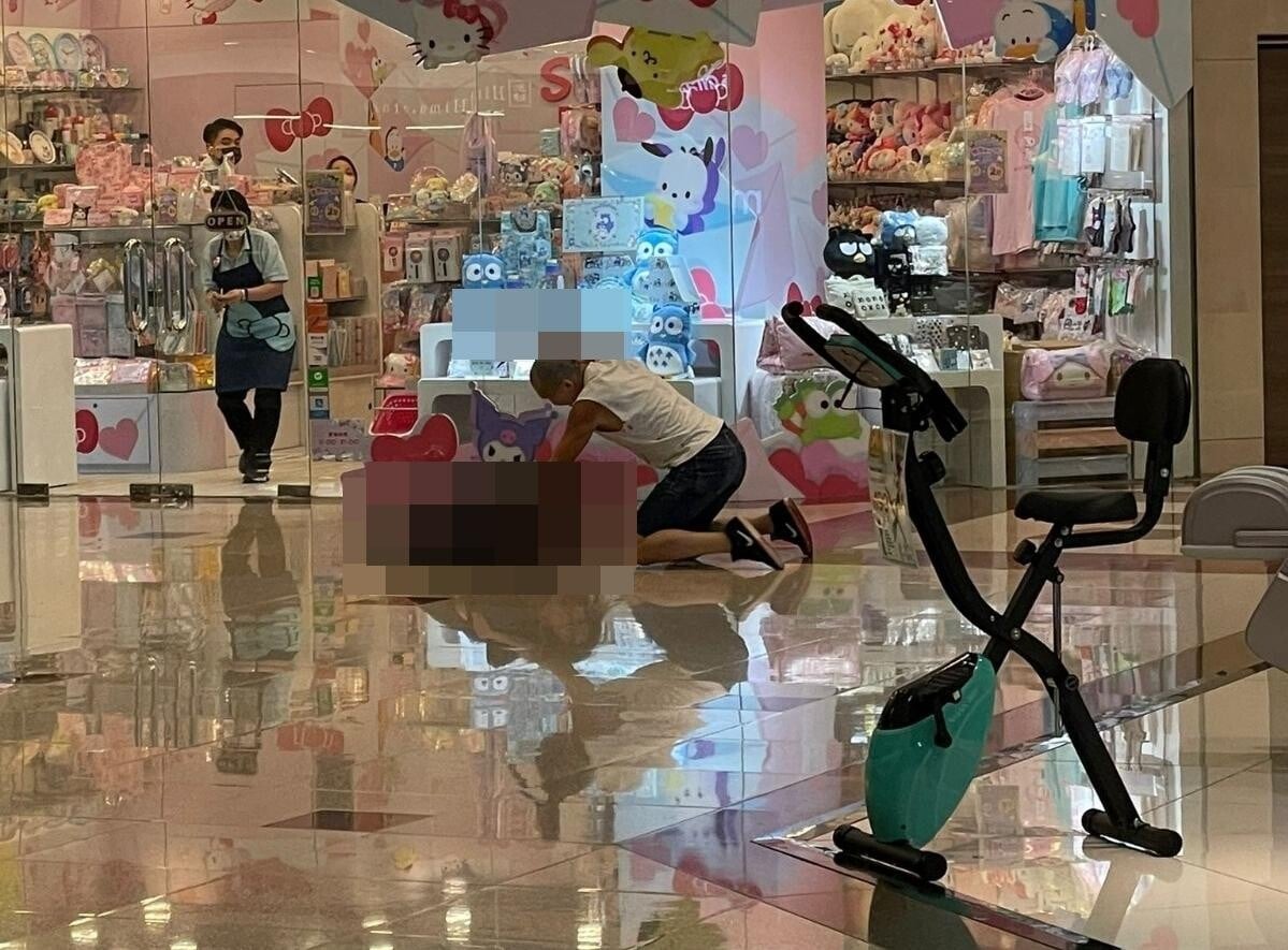 2023年6月2日,鑽石山荷里活廣場發生斬人案,一名男子手持利刀追斬兩名女途人,兩人中刀不治(影片截圖)